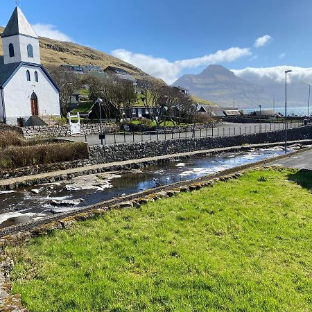 Charming And Authentic Heritage Retreat In Kvivik - Right Next To The River Exterior photo