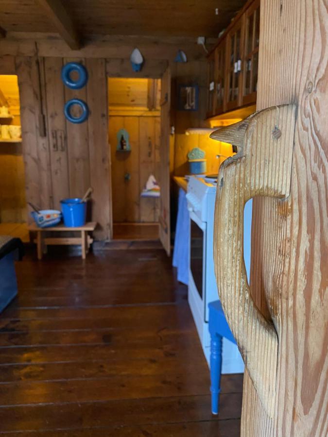 Charming And Authentic Heritage Retreat In Kvivik - Right Next To The River Exterior photo